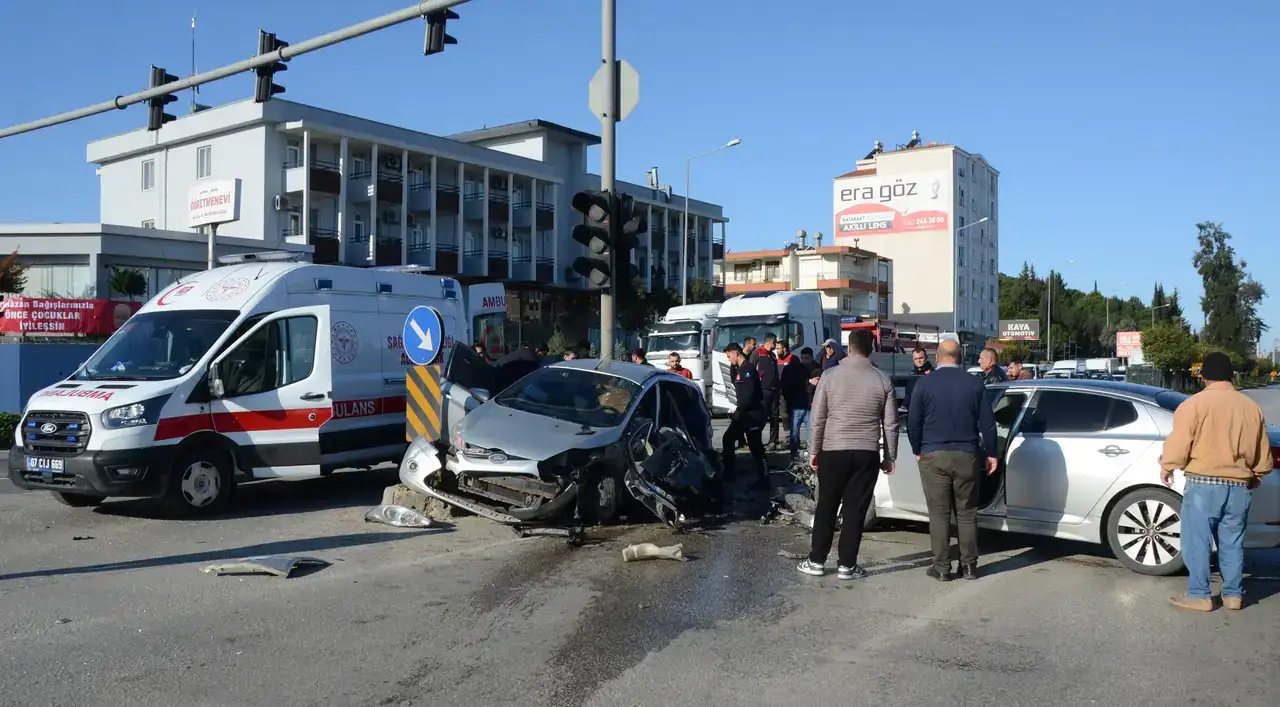 Gedik Kavşağı’nda Şiddetli Çarpışma: Eşi Teselliye Geldi 1